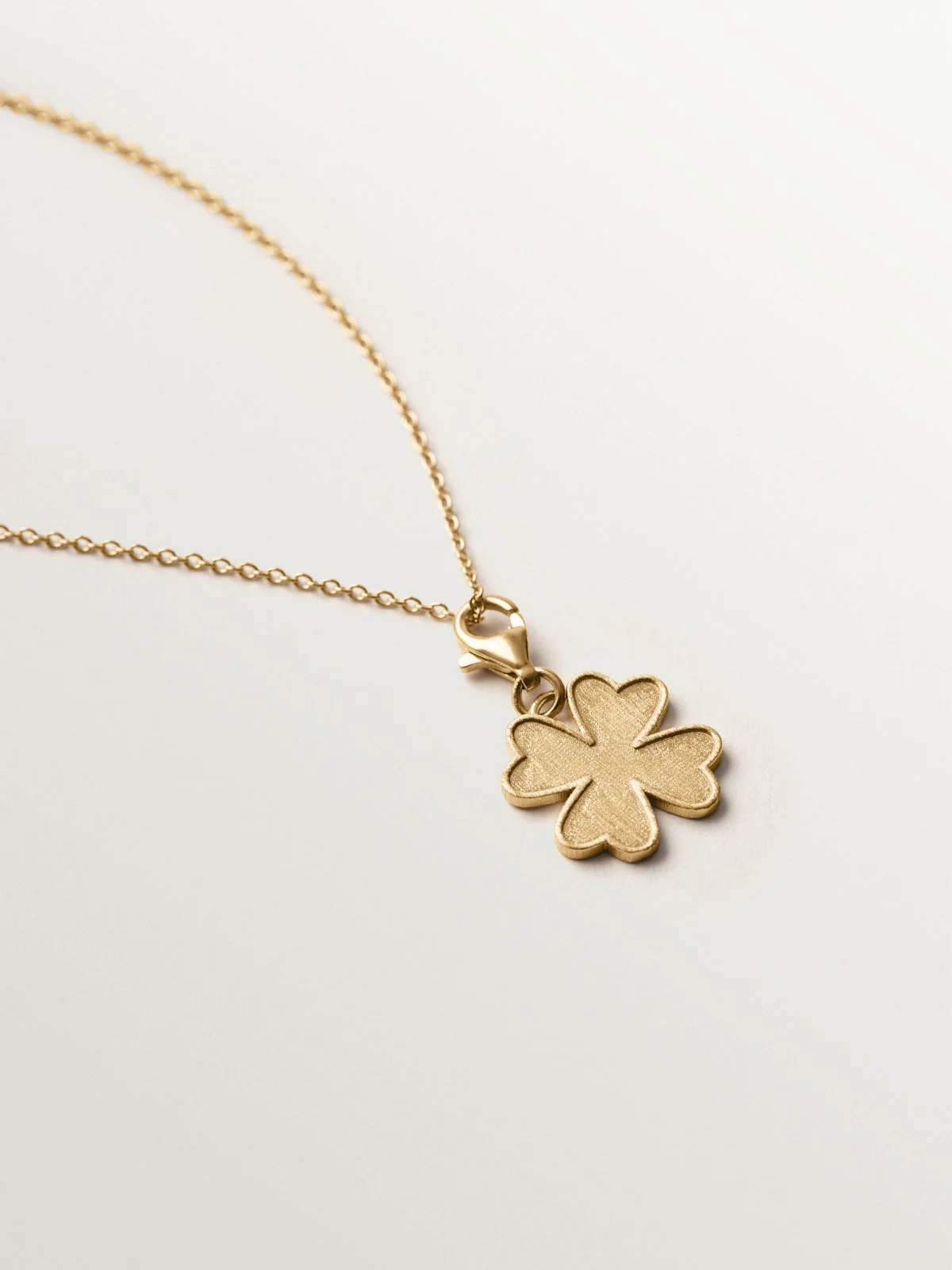 Charm de plata 925 bañada en oro amarillo de 18K con forma de trébol - Image 3