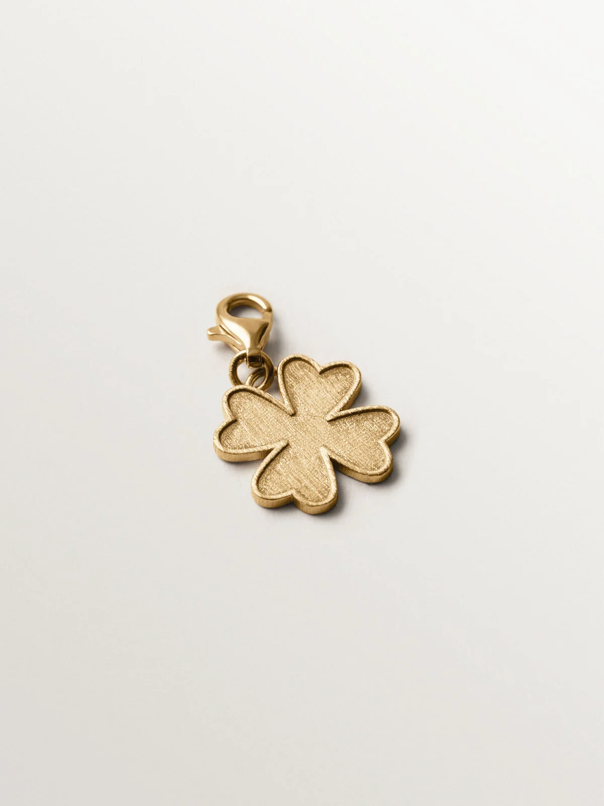 Charm de plata 925 bañada en oro amarillo de 18K con forma de trébol - Image 5