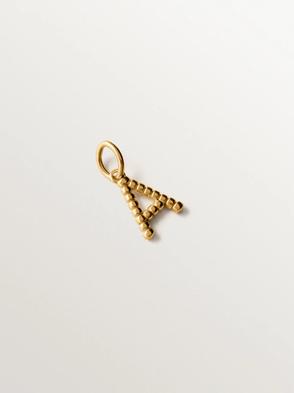 Charm de plata 925 bañada en oro amarillo de 18K con letra A y motivos de esferas