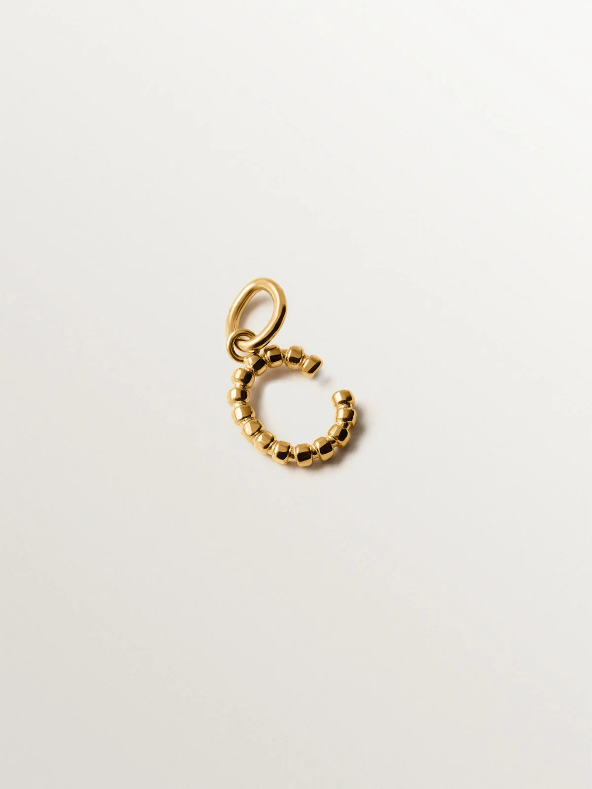 Charm de plata 925 bañada en oro amarillo de 18K con letra C y motivos de esferas