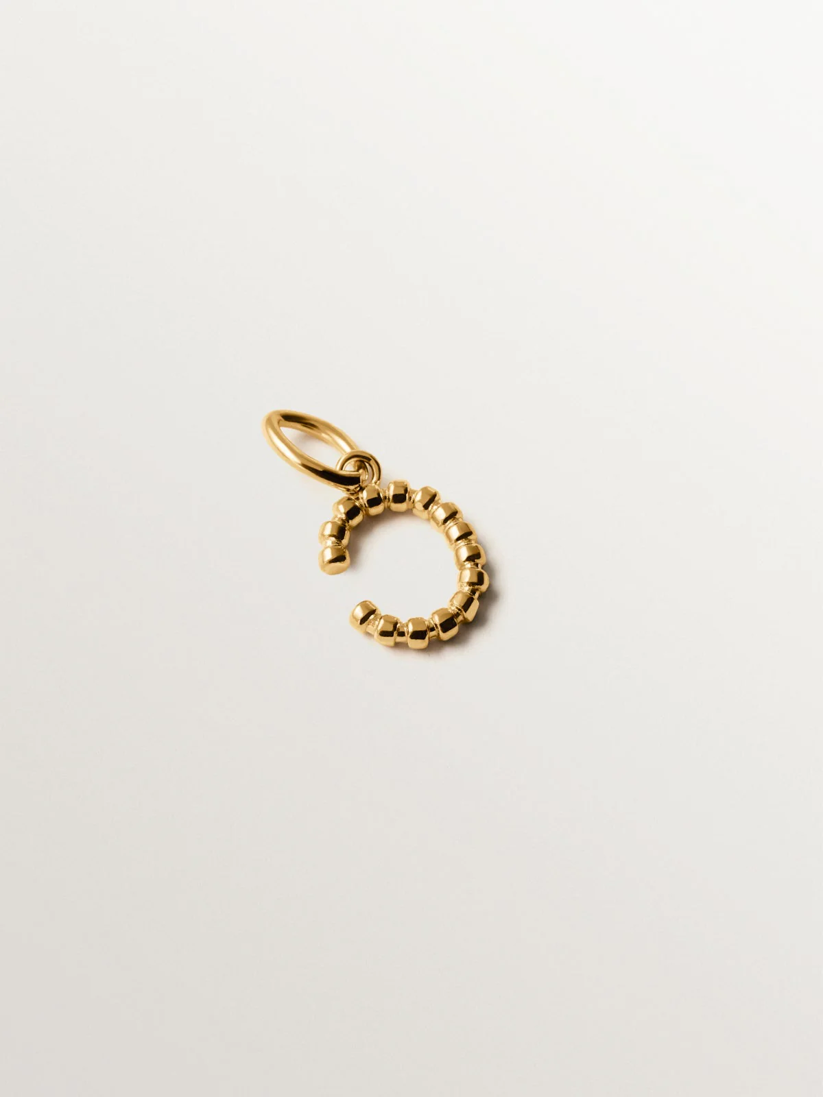 Charm de plata 925 bañada en oro amarillo de 18K con letra C y motivos de esferas - Image 3