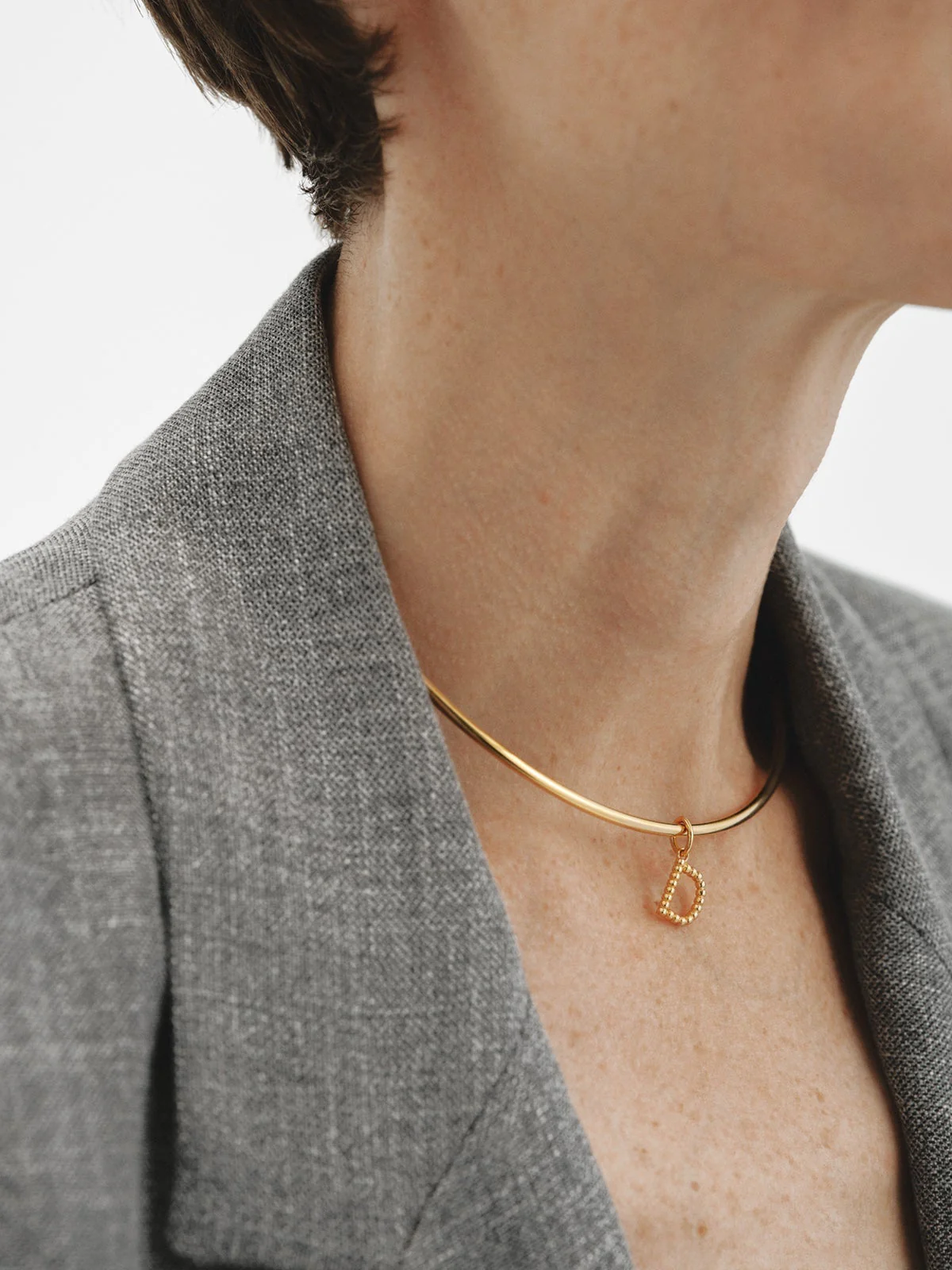 Charm de plata 925 bañada en oro amarillo de 18K con letra D y motivos de esferas - Image 2
