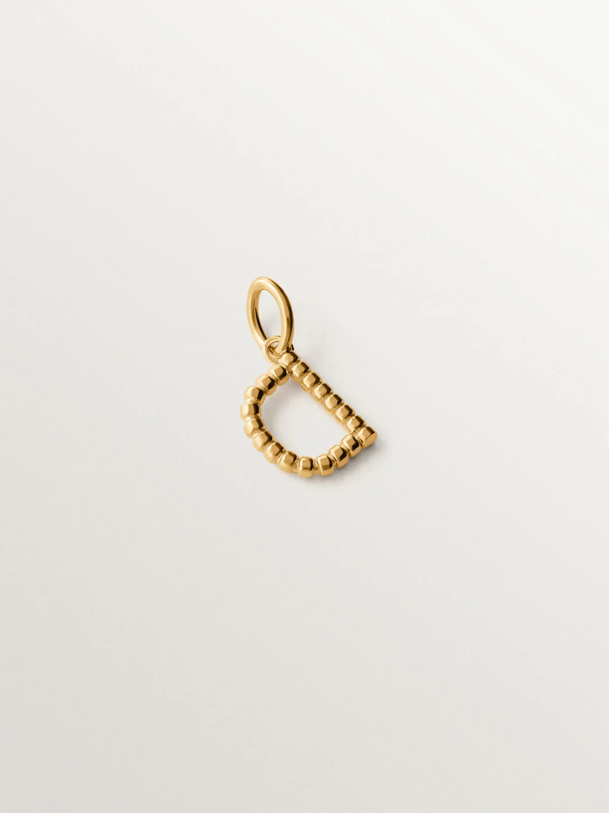 Charm de plata 925 bañada en oro amarillo de 18K con letra D y motivos de esferas - Image 3