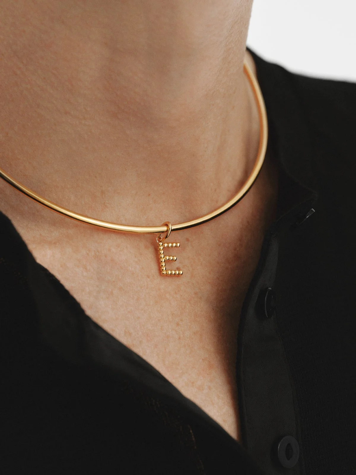 Charm de plata 925 bañada en oro amarillo de 18K con letra E y motivos de esferas - Image 2