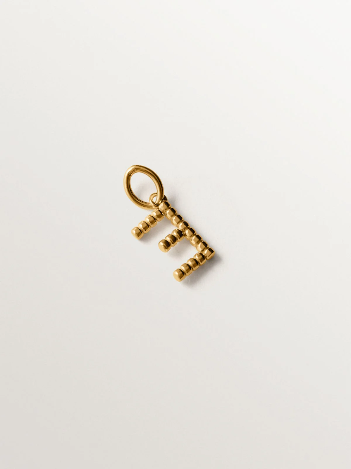 Charm de plata 925 bañada en oro amarillo de 18K con letra E y motivos de esferas - Image 3