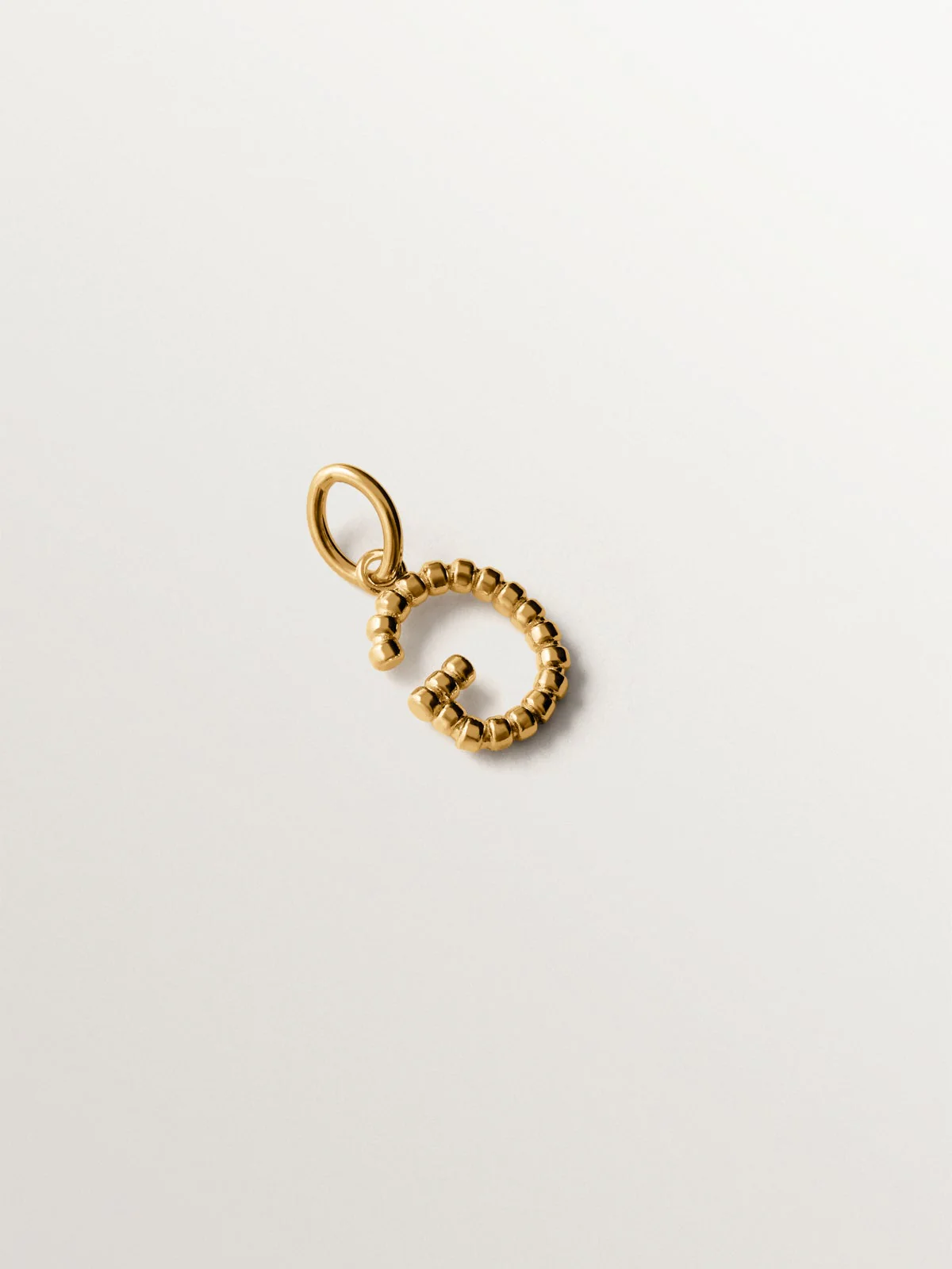 Charm de plata 925 bañada en oro amarillo de 18K con letra G y motivos de esferas - Image 3