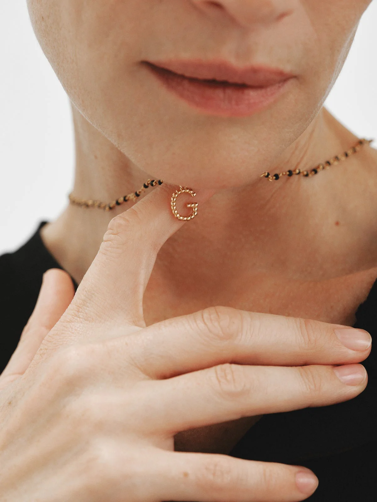 Charm de plata 925 bañada en oro amarillo de 18K con letra G y motivos de esferas - Image 4