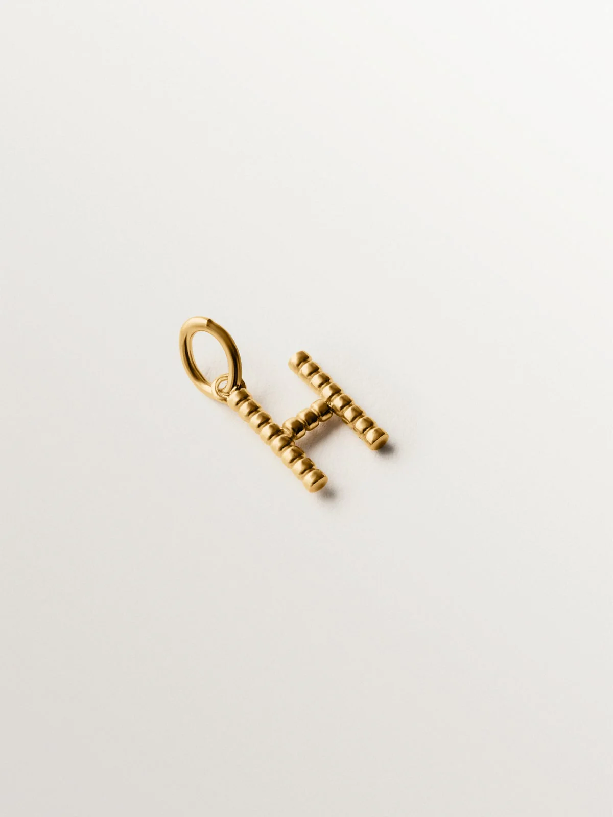 Charm de plata 925 bañada en oro amarillo de 18K con letra H y motivos de esferas - Image 3