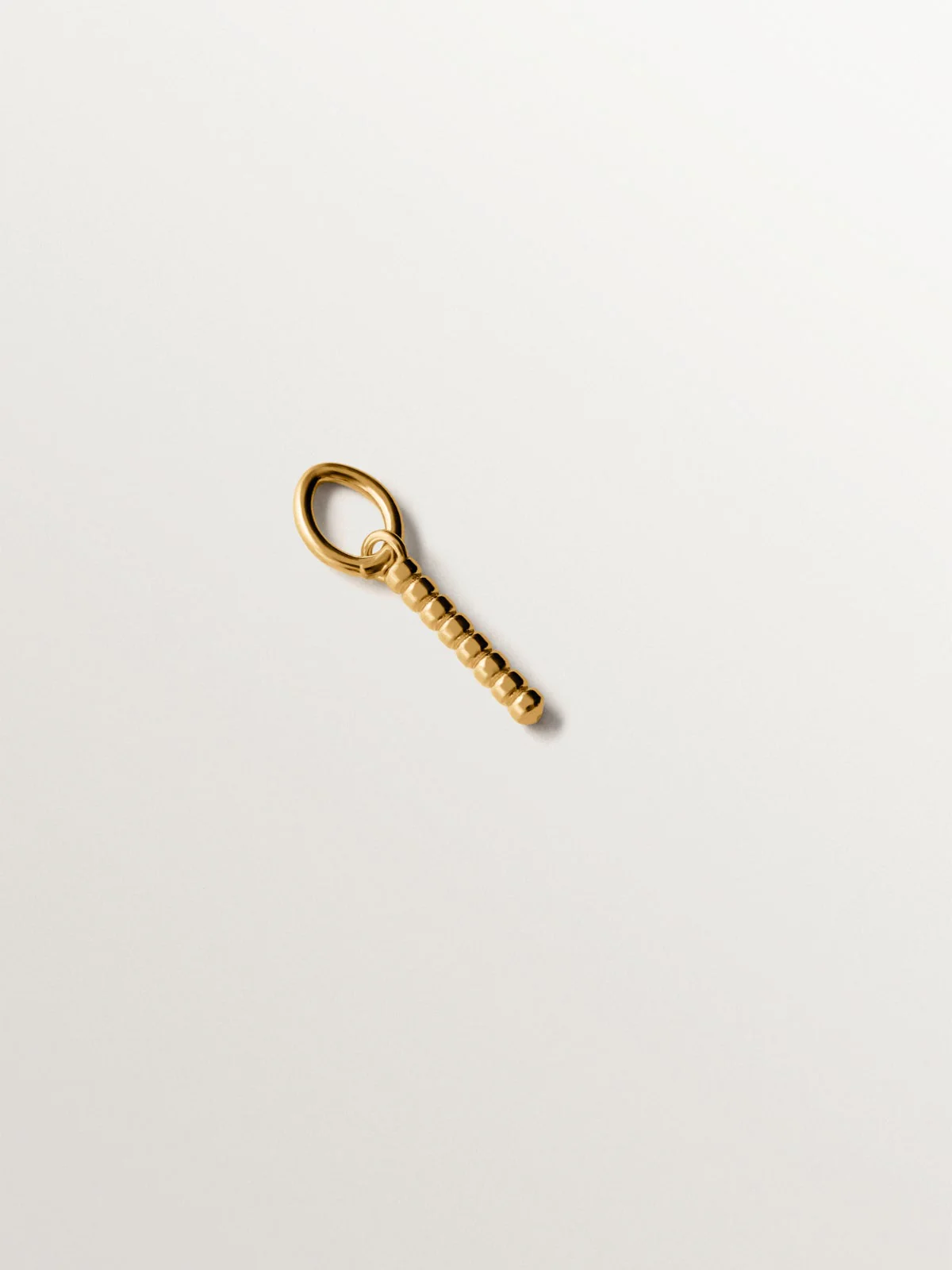 Charm de plata 925 bañada en oro amarillo de 18K con letra I y motivos de esferas