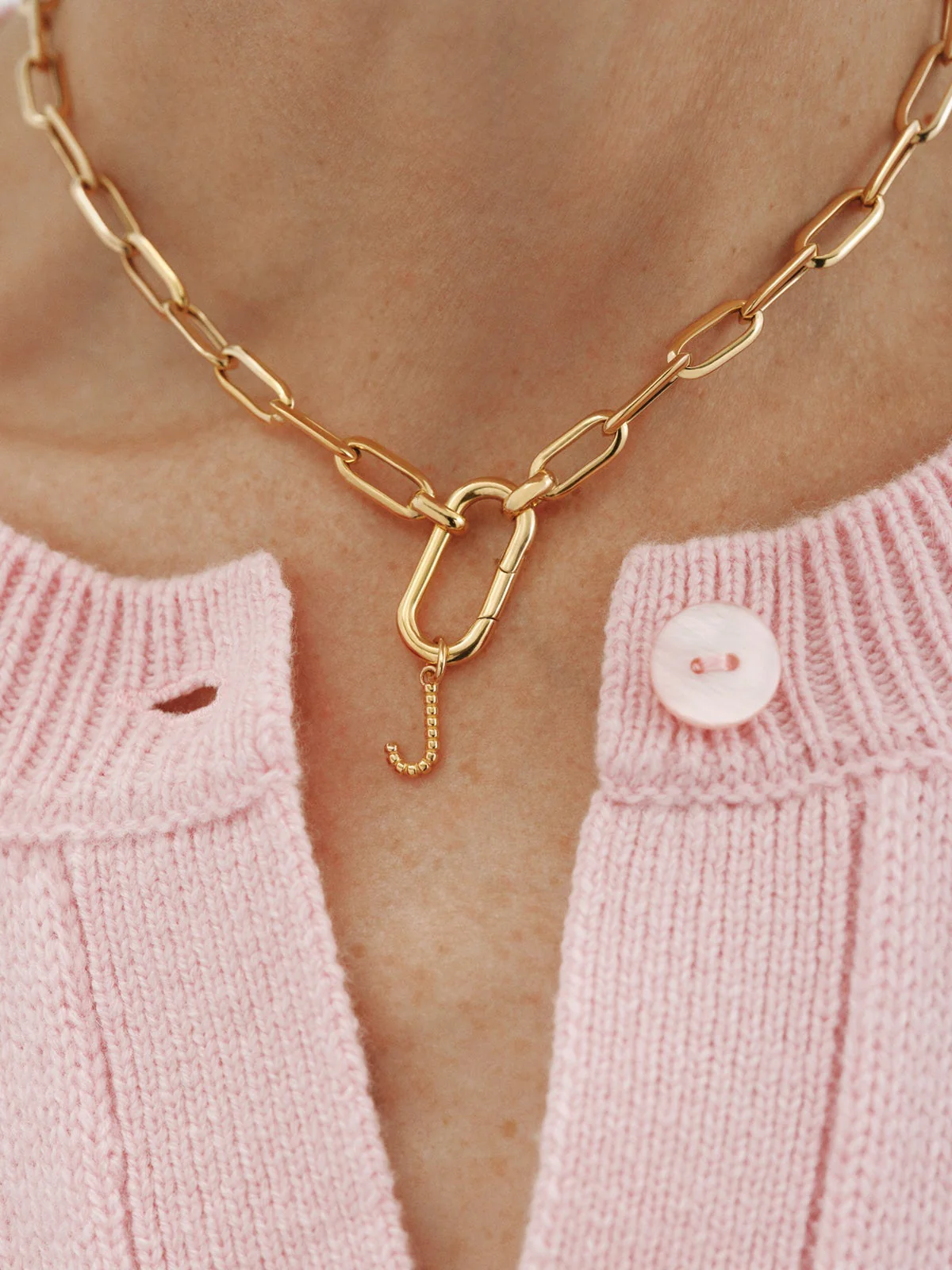 Charm de plata 925 bañada en oro amarillo de 18K con letra J y motivos de esferas - Image 2