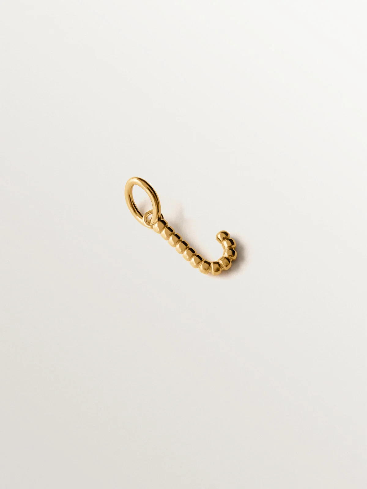 Charm de plata 925 bañada en oro amarillo de 18K con letra J y motivos de esferas - Image 3