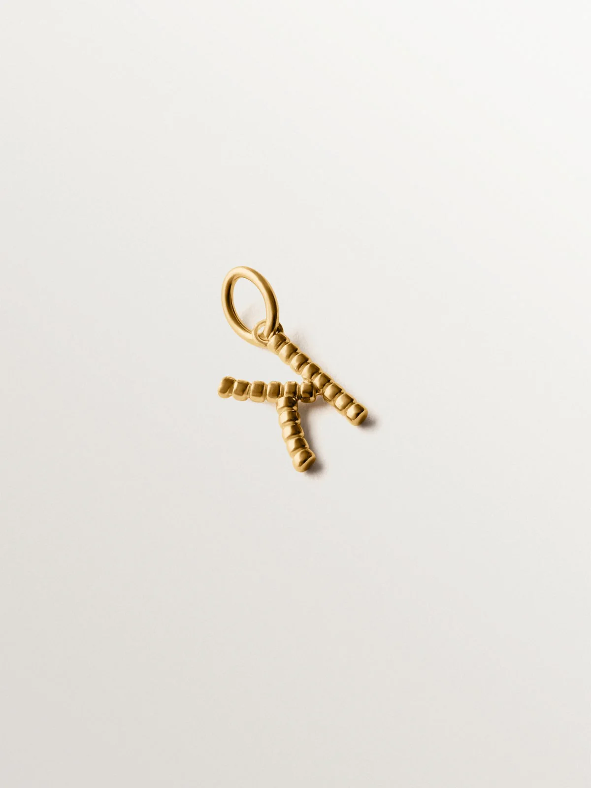 Charm de plata 925 bañada en oro amarillo de 18K con letra K y motivos de esferas - Image 3