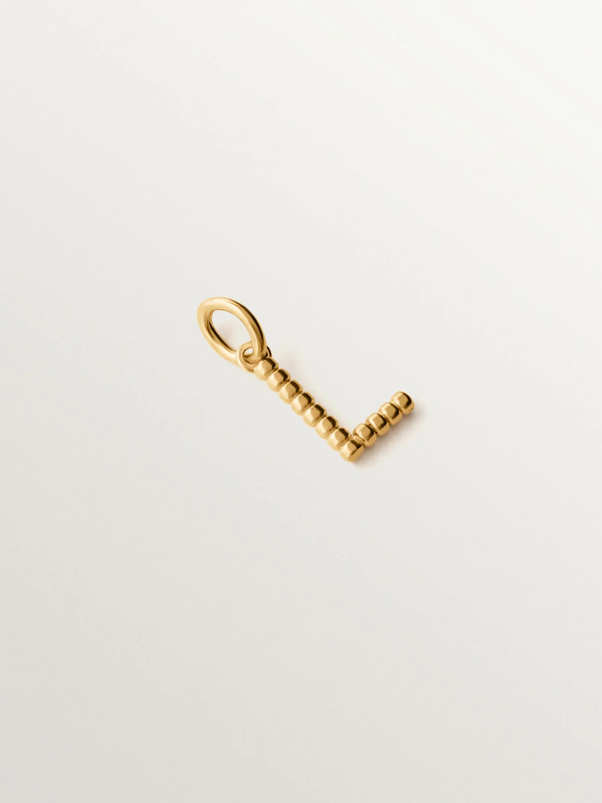Charm de plata 925 bañada en oro amarillo de 18K con letra L y motivos de esferas