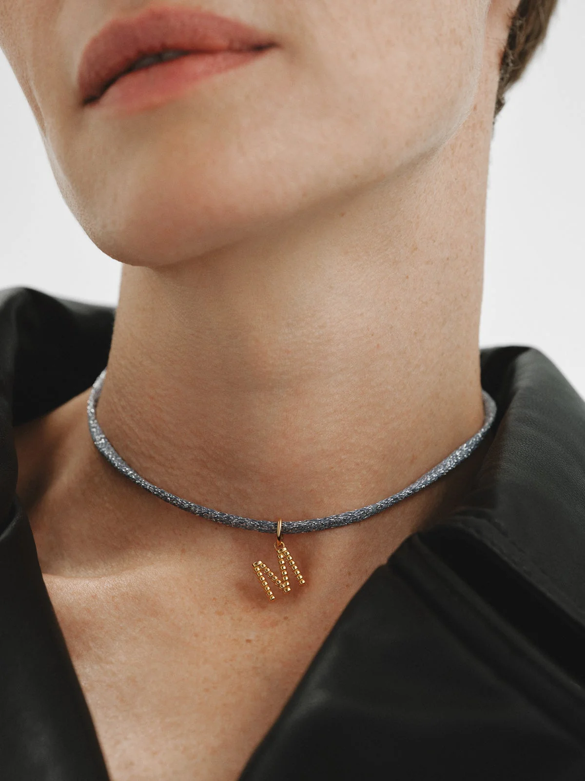Charm de plata 925 bañada en oro amarillo de 18K con letra M y motivos de esferas - Image 2