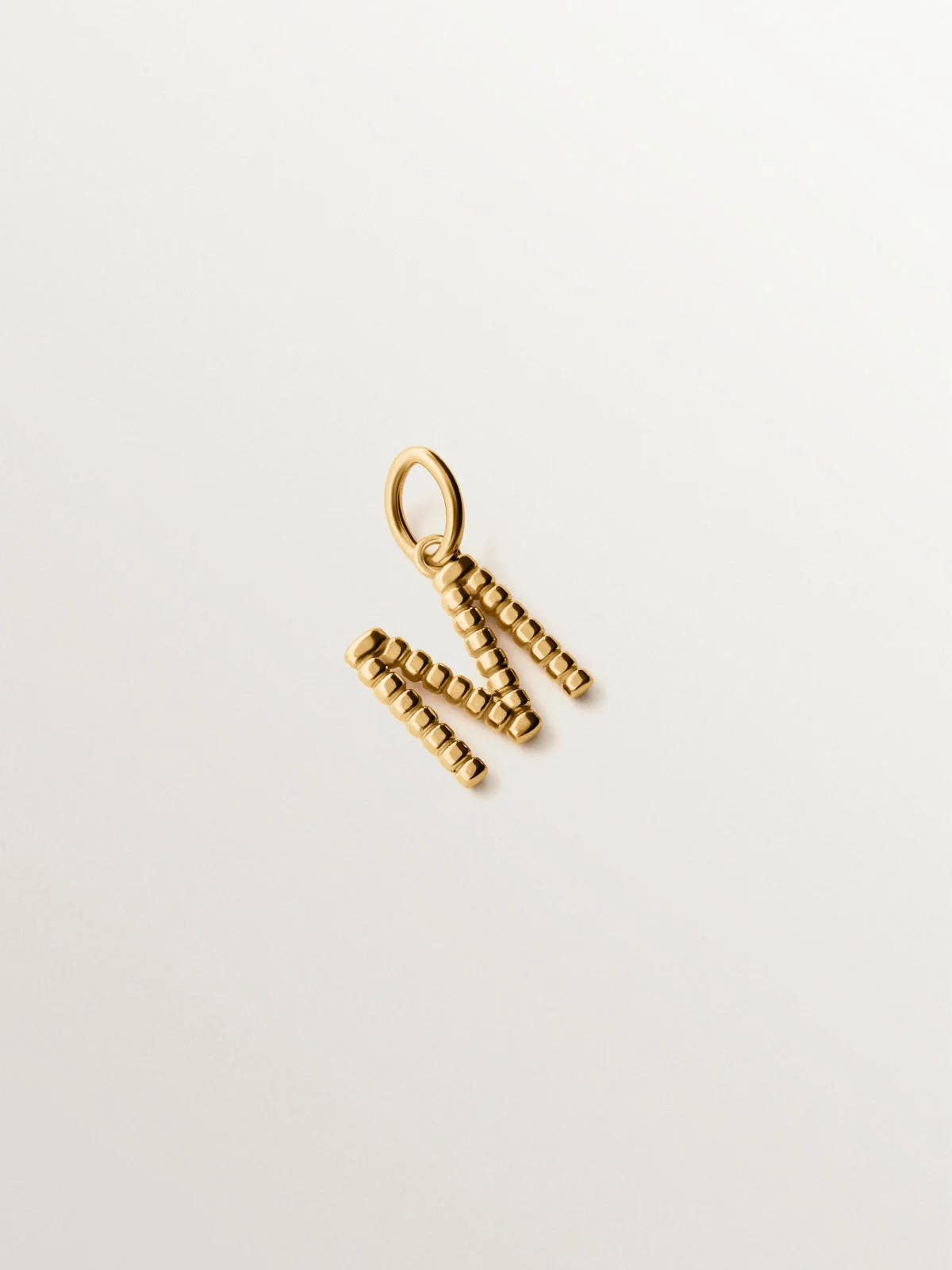 Charm de plata 925 bañada en oro amarillo de 18K con letra M y motivos de esferas - Image 3