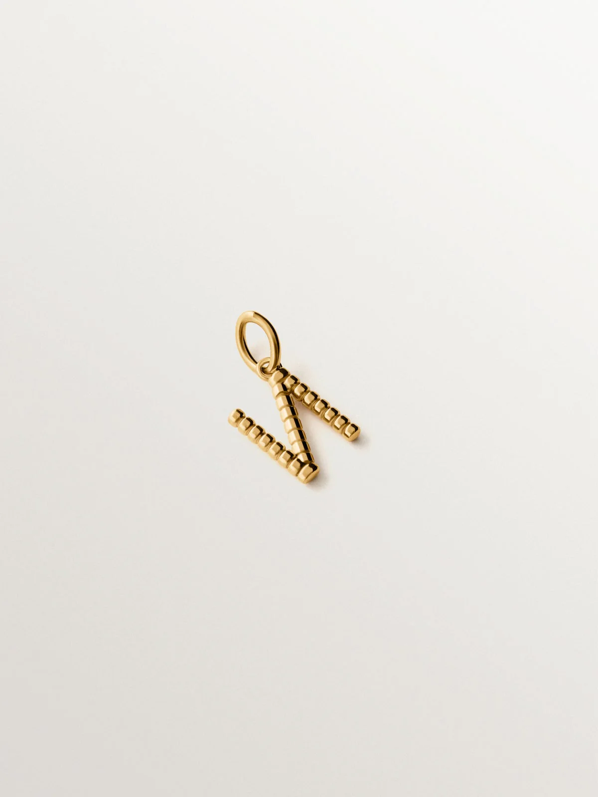 Charm de plata 925 bañada en oro amarillo de 18K con letra N y motivos de esferas - Image 3