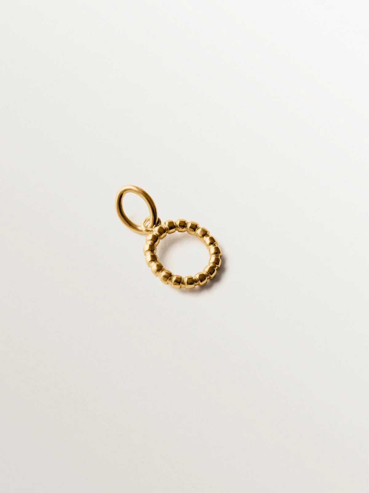 Charm de plata 925 bañada en oro amarillo de 18K con letra O y motivos de esferas