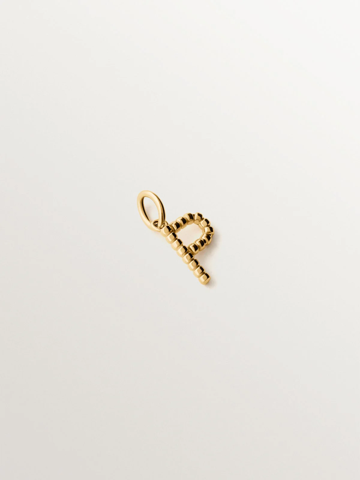 Charm de plata 925 bañada en oro amarillo de 18K con letra P y motivos de esferas