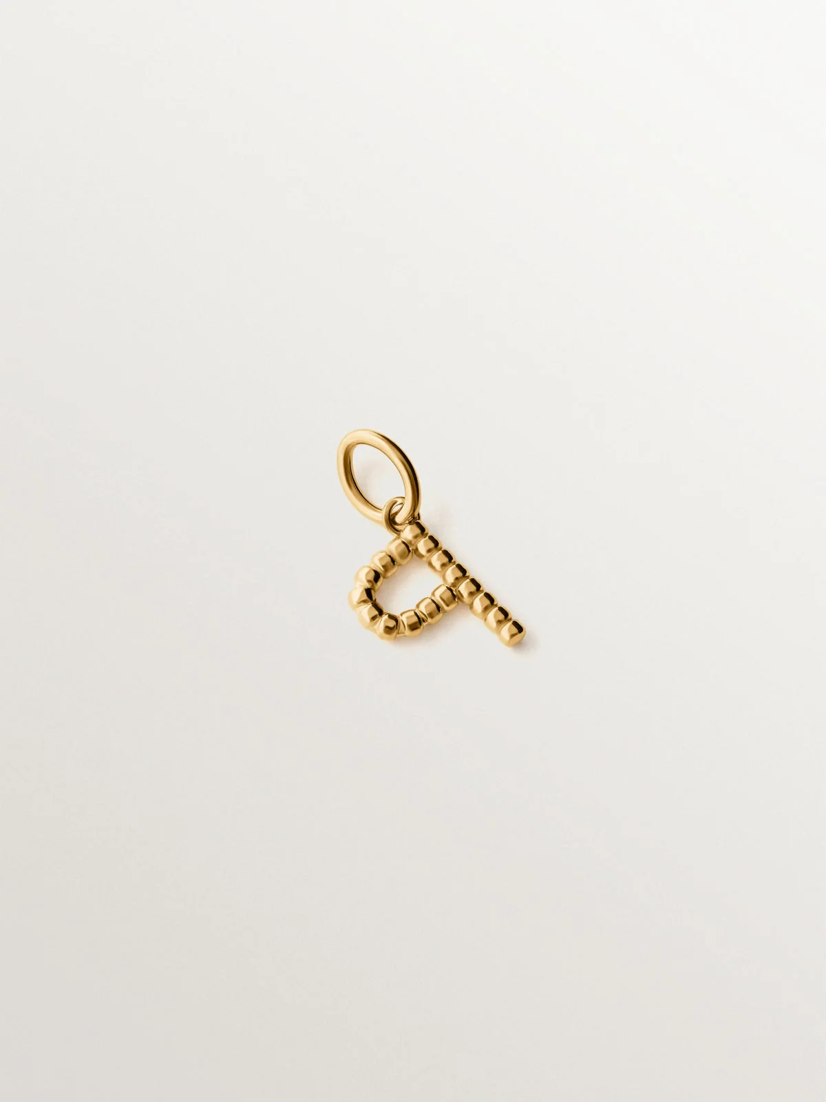 Charm de plata 925 bañada en oro amarillo de 18K con letra P y motivos de esferas - Image 3