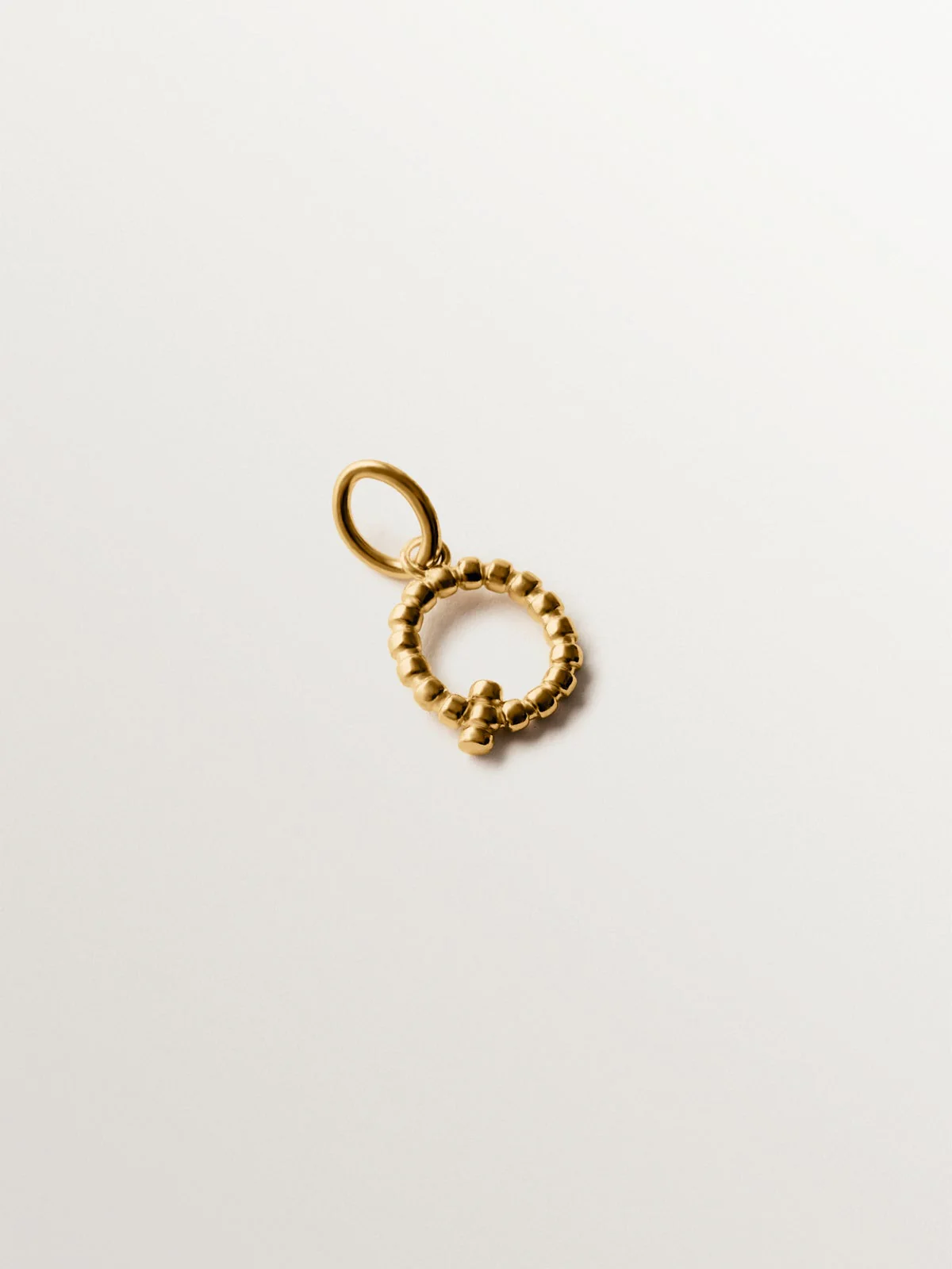 Charm de plata 925 bañada en oro amarillo de 18K con letra Q y motivos de esferas - Image 3