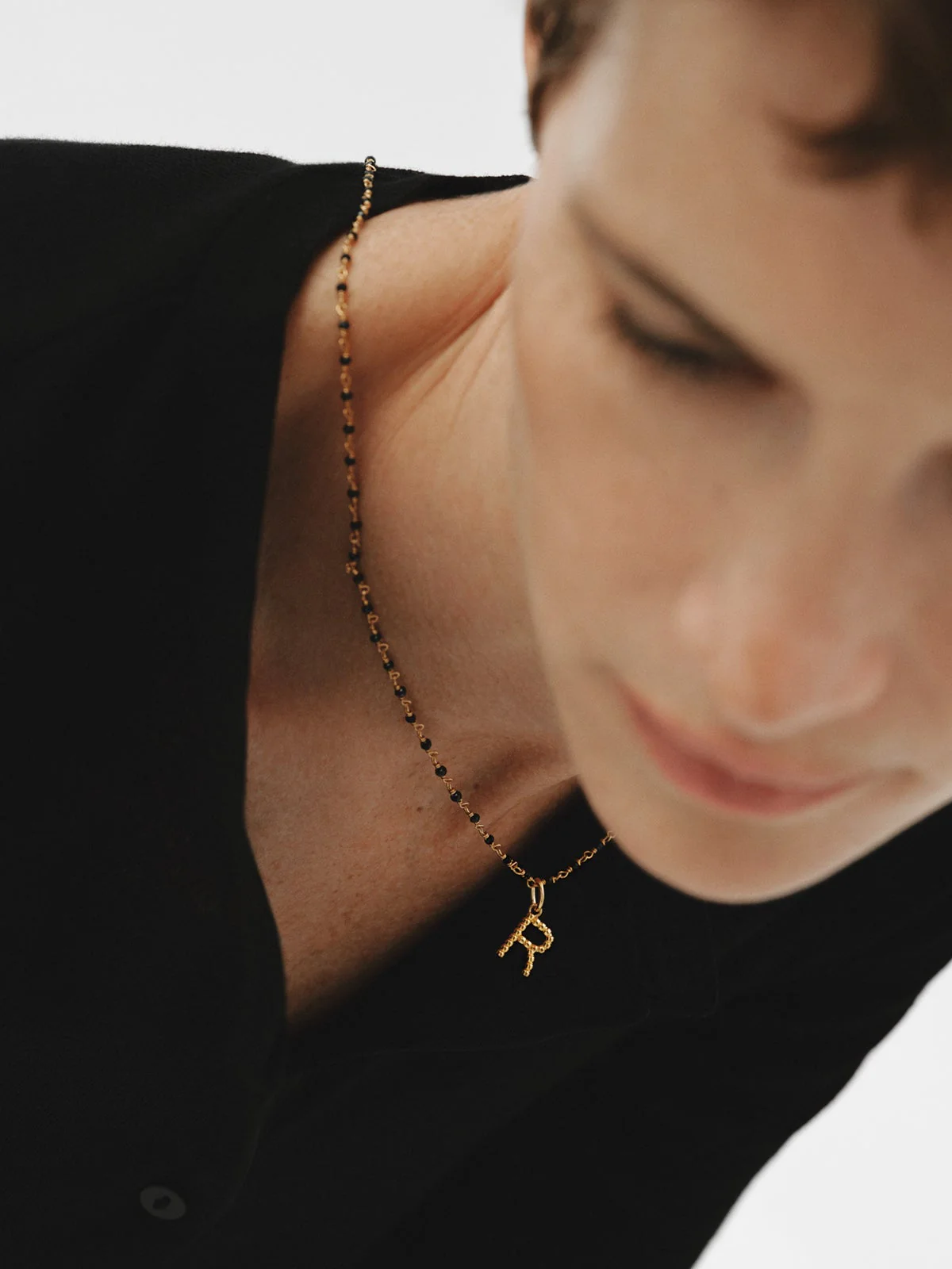 Charm de plata 925 bañada en oro amarillo de 18K con letra R y motivos de esferas - Image 2