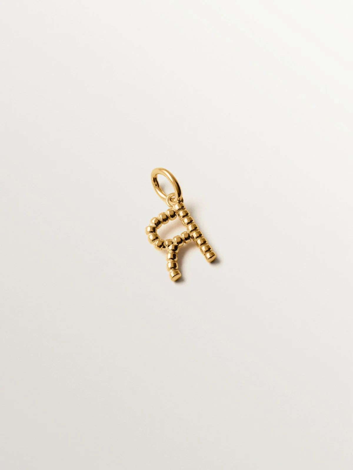 Charm de plata 925 bañada en oro amarillo de 18K con letra R y motivos de esferas - Image 3