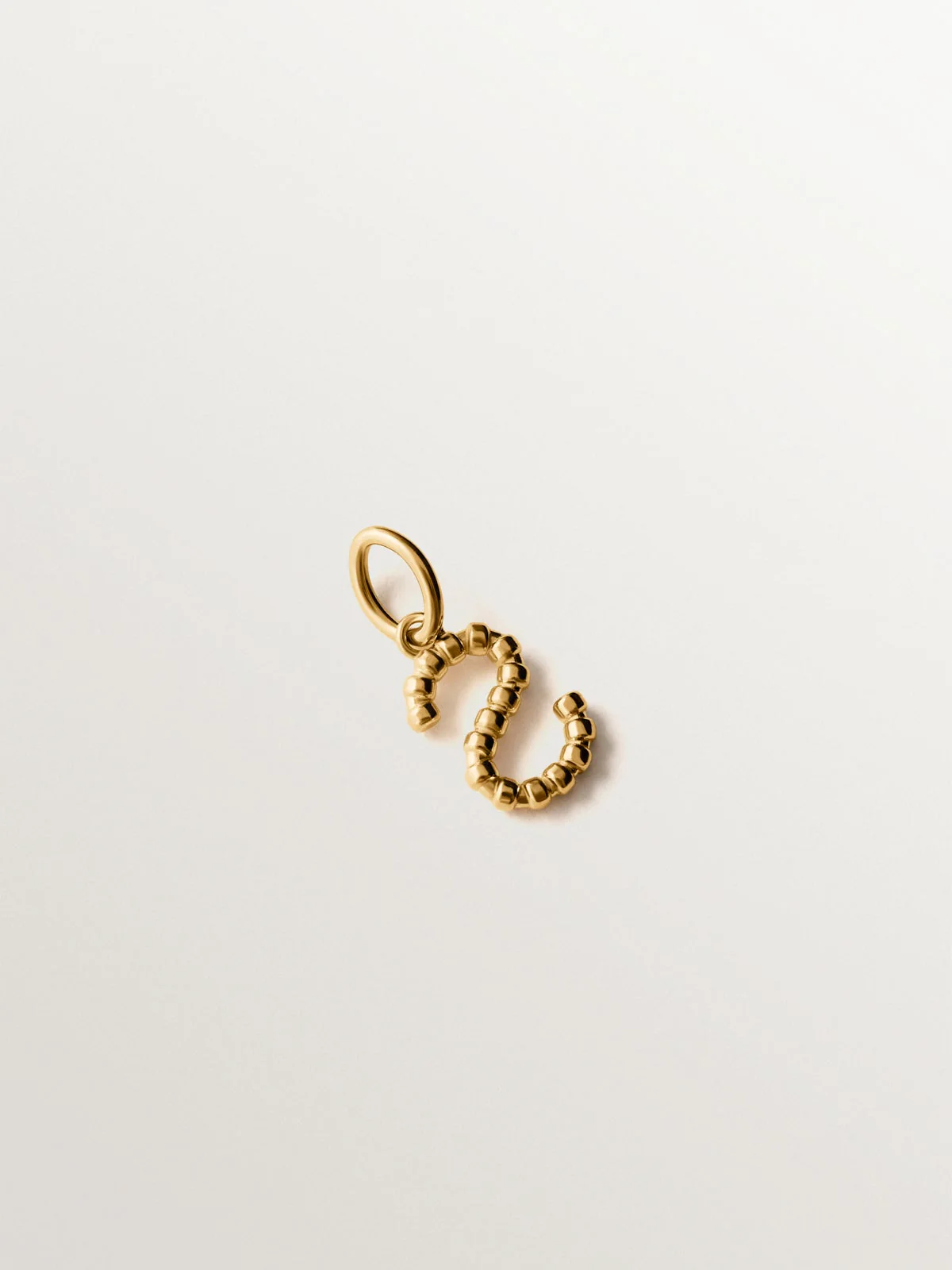 Charm de plata 925 bañada en oro amarillo de 18K con letra S y motivos de esferas - Image 3