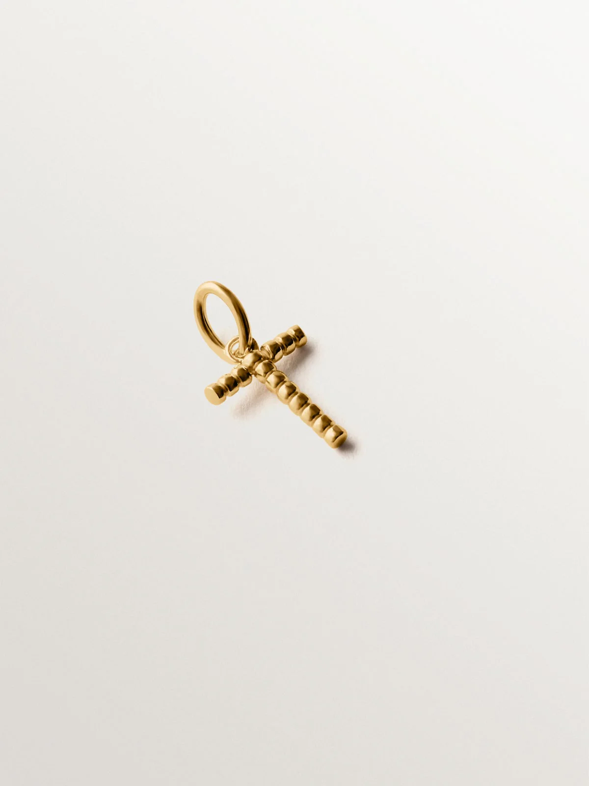 Charm de plata 925 bañada en oro amarillo de 18K con letra T y motivos de esferas - Image 3
