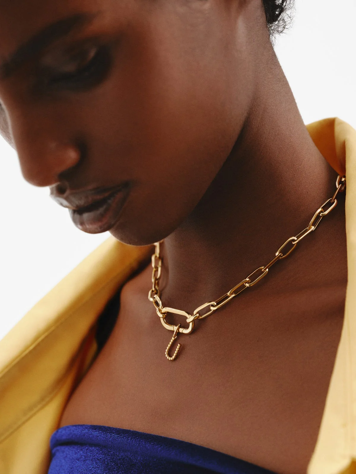 Charm de plata 925 bañada en oro amarillo de 18K con letra U y motivos de esferas - Image 2