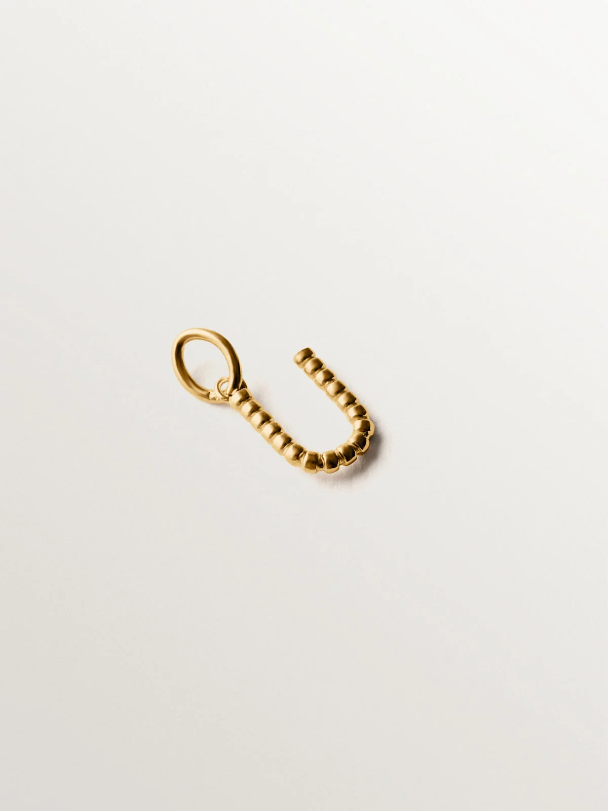 Charm de plata 925 bañada en oro amarillo de 18K con letra U y motivos de esferas - Image 3