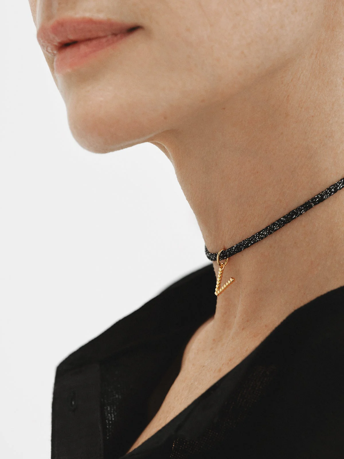 Charm de plata 925 bañada en oro amarillo de 18K con letra V y motivos de esferas - Image 2