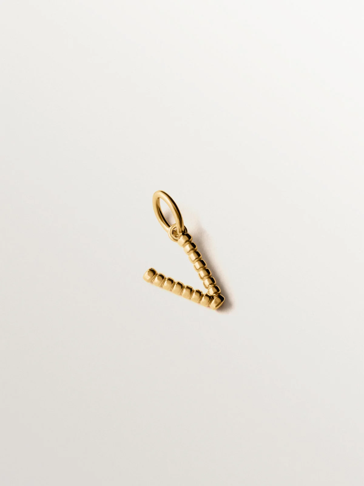 Charm de plata 925 bañada en oro amarillo de 18K con letra V y motivos de esferas - Image 3