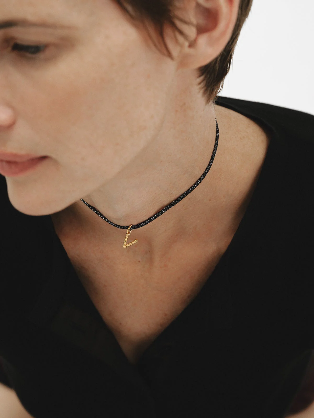 Charm de plata 925 bañada en oro amarillo de 18K con letra V y motivos de esferas - Image 4