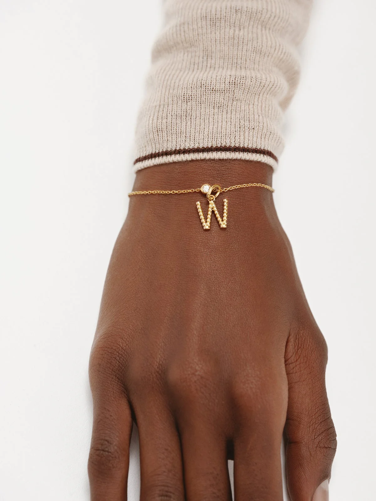 Charm de plata 925 bañada en oro amarillo de 18K con letra W y motivos de esferas - Image 2
