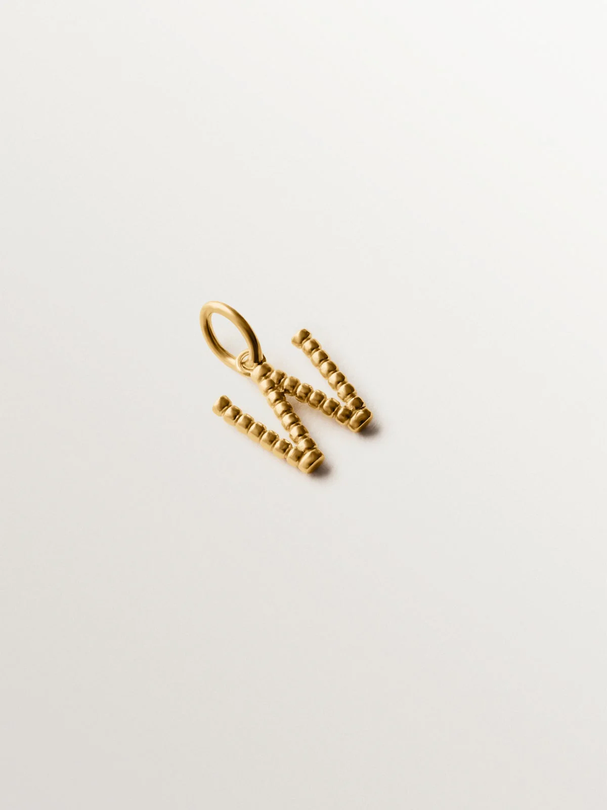 Charm de plata 925 bañada en oro amarillo de 18K con letra W y motivos de esferas - Image 3