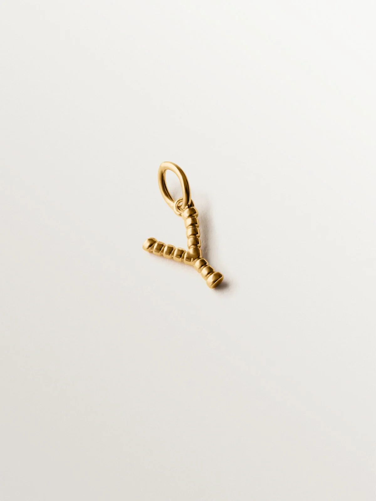 Charm de plata 925 bañada en oro amarillo de 18K con letra Y y motivos de esferas