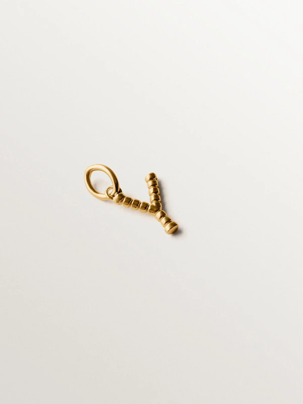 Charm de plata 925 bañada en oro amarillo de 18K con letra Y y motivos de esferas - Image 3