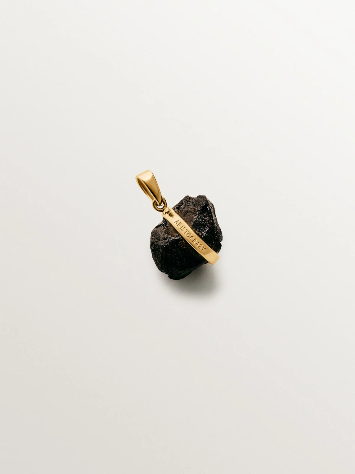 Charm de plata 925 bañada en oro amarillo de 18K con ónix negro