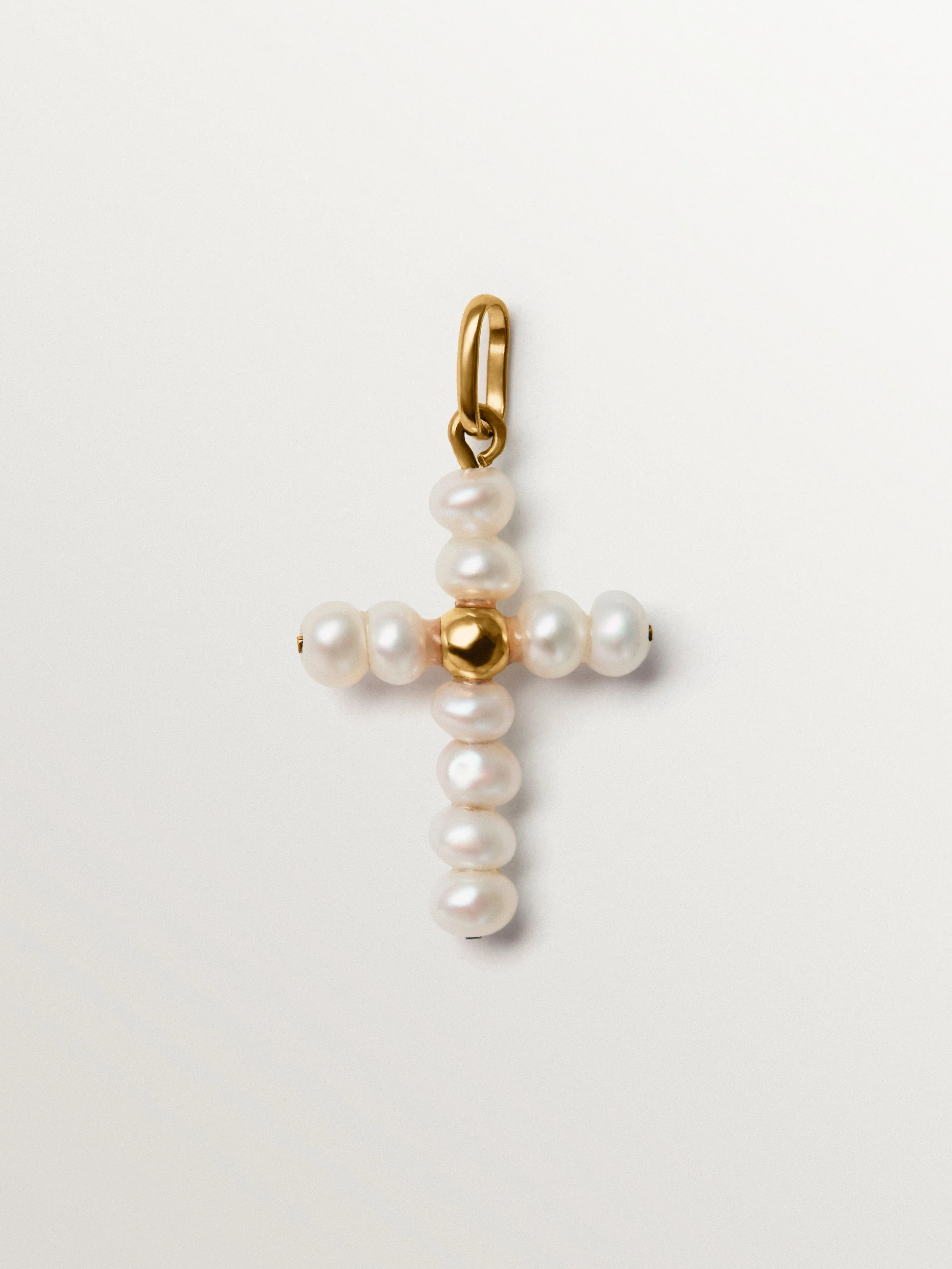 Charm de plata 925 bañada en oro amarillo de 18K con perlas y forma de cruz