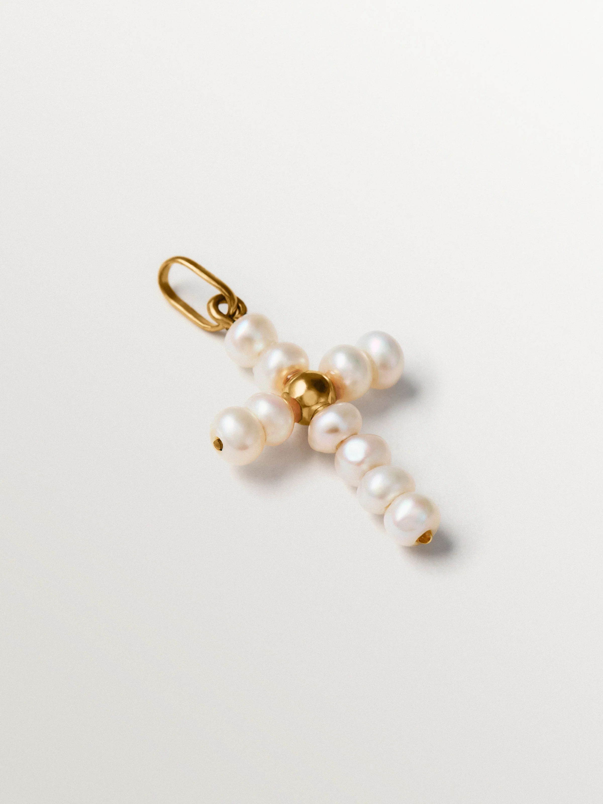 Charm de plata 925 bañada en oro amarillo de 18K con perlas y forma de cruz - Image 3
