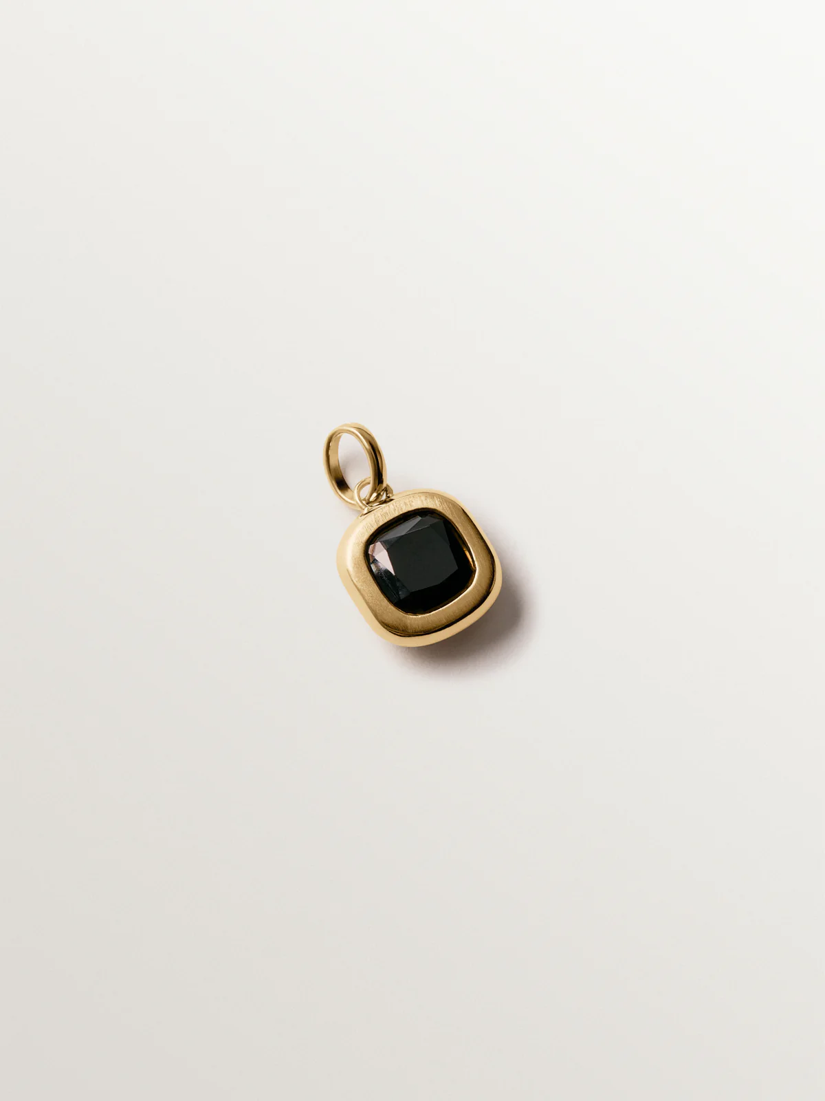 Charm de plata 925 bañada en oro amarillo de 18K con espinela negra