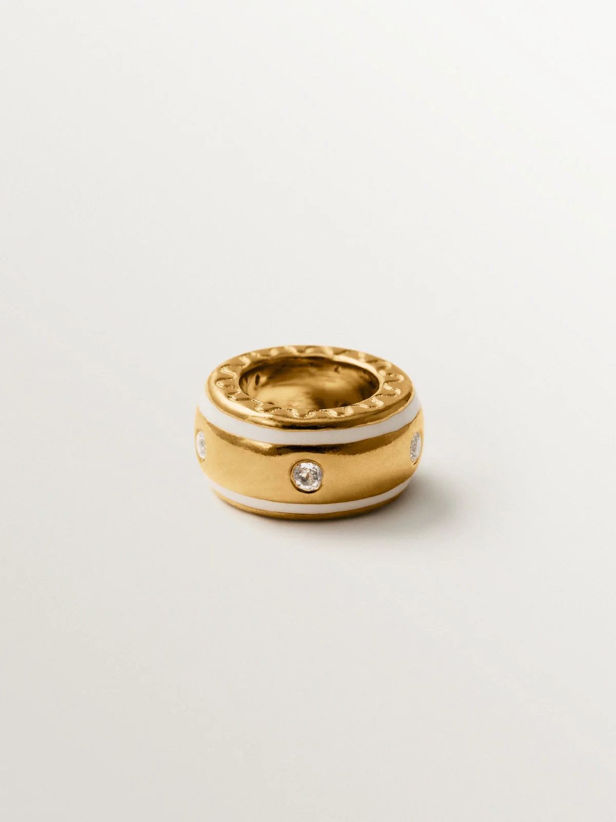 Charm de plata 925 bañada en oro amarillo de 18K con topacios blancos y esmalte blanco con forma circular - Image 3