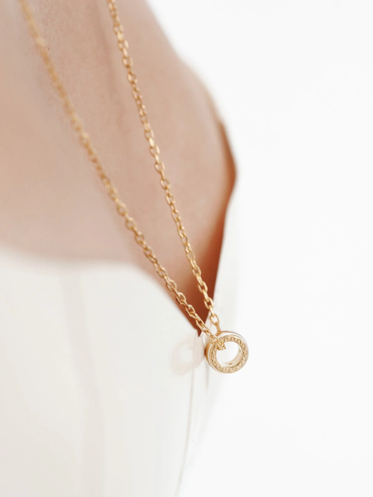 Charm de plata 925 bañada en oro amarillo de 18K con topacios blancos y esmalte blanco con forma circular - Image 4
