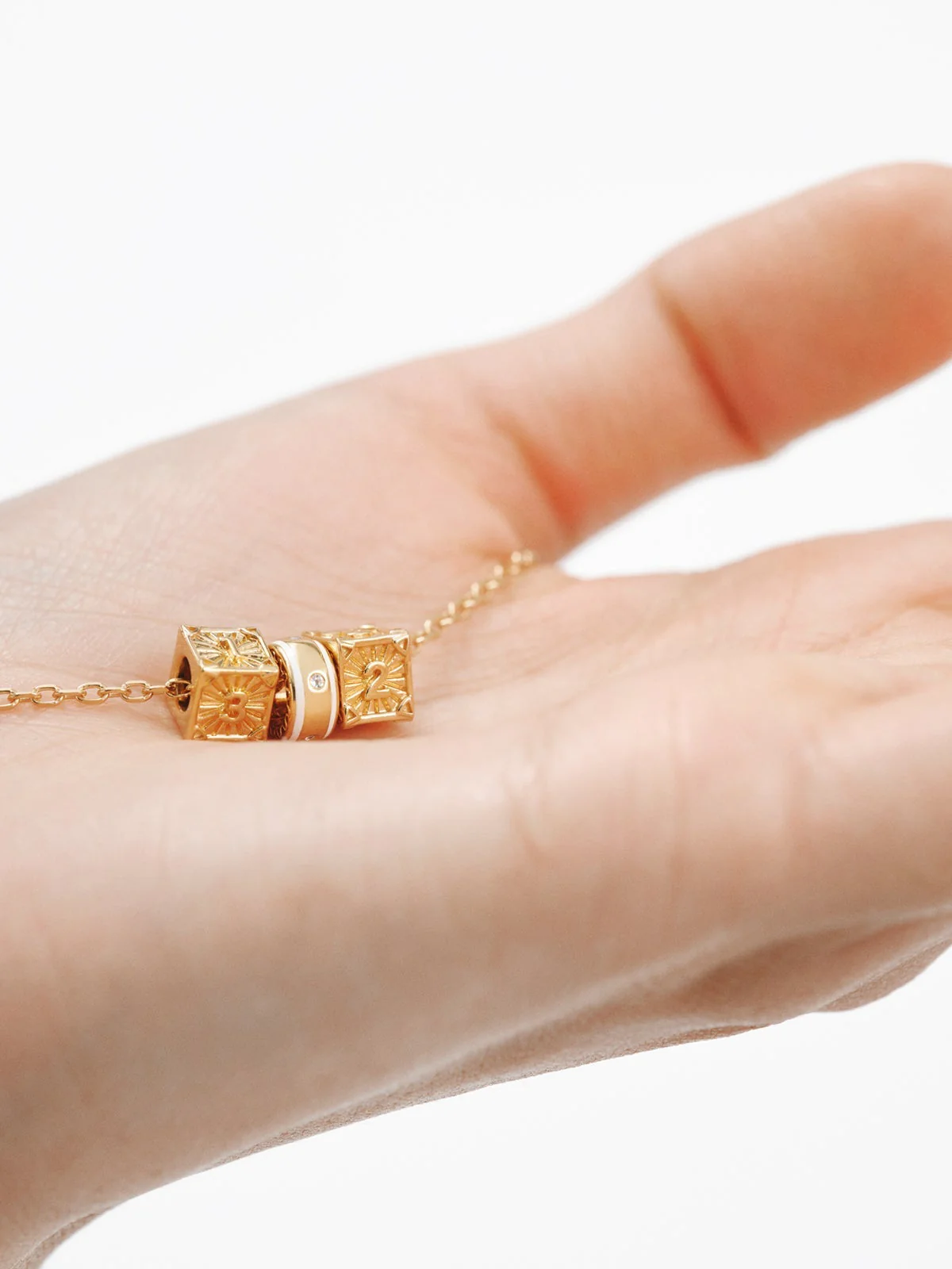 Charm de plata 925 bañada en oro amarillo de 18K con topacios blancos y esmalte blanco con forma circular - Image 5