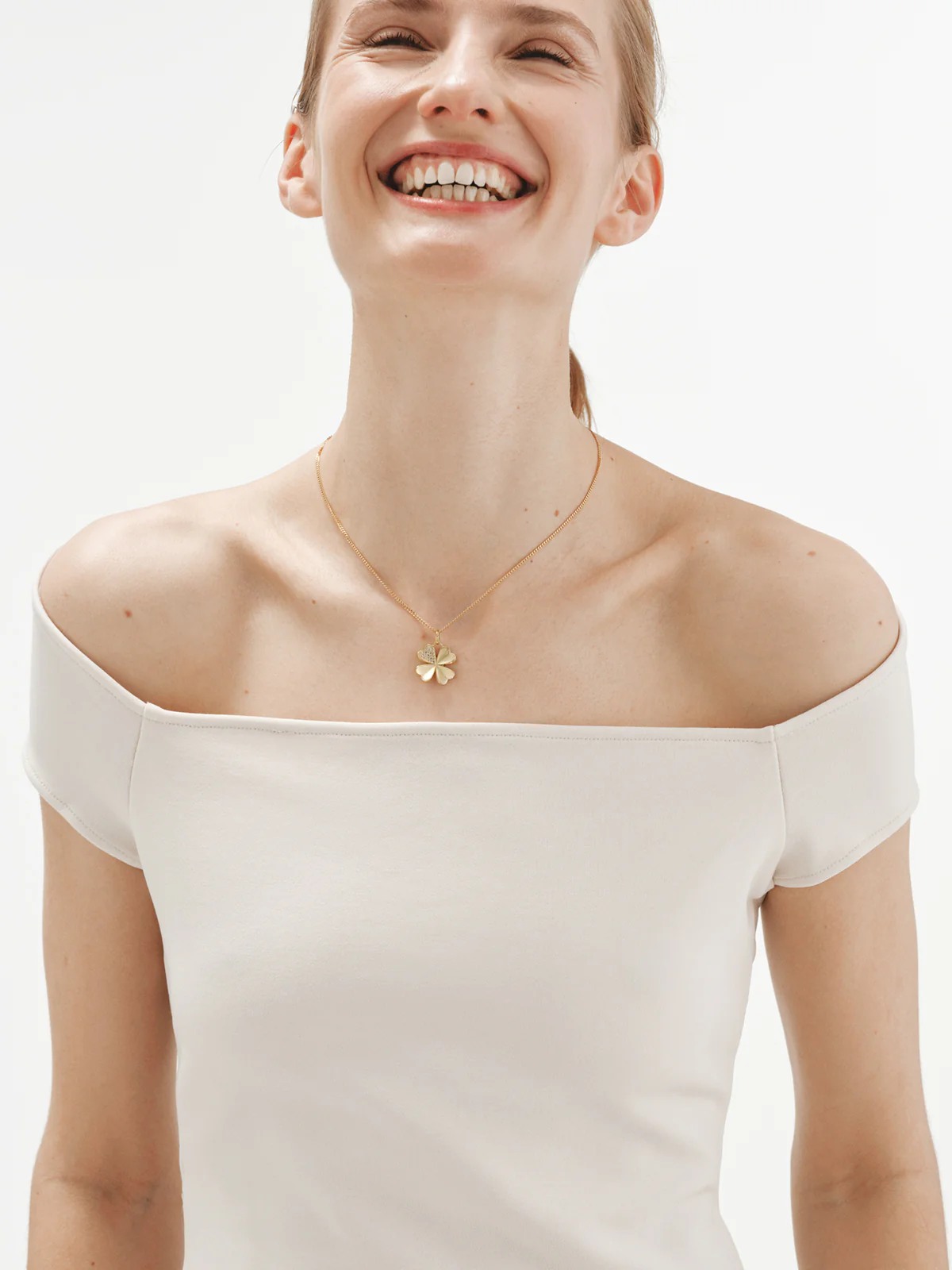 Charm de plata 925 bañada en oro amarillo de 18K con topacios blancos y forma de trébol - Image 4