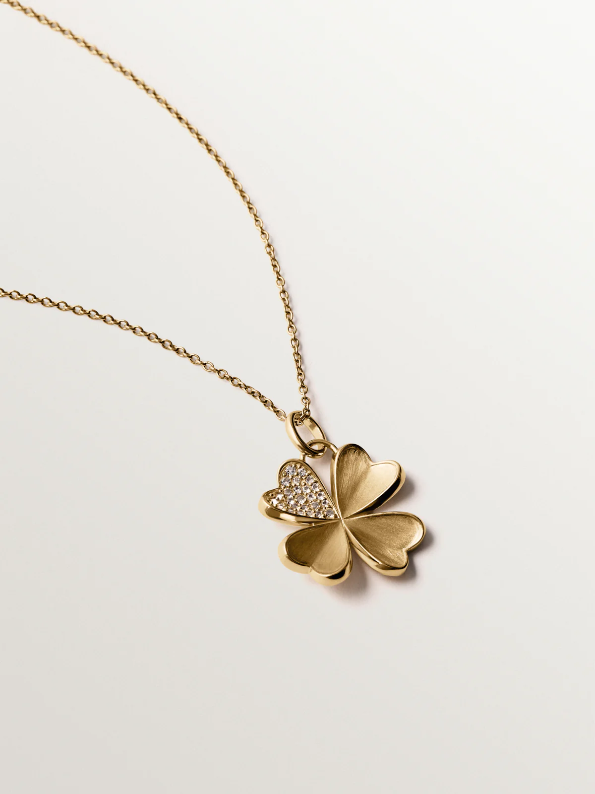 Charm de plata 925 bañada en oro amarillo de 18K con topacios blancos y forma de trébol - Image 5