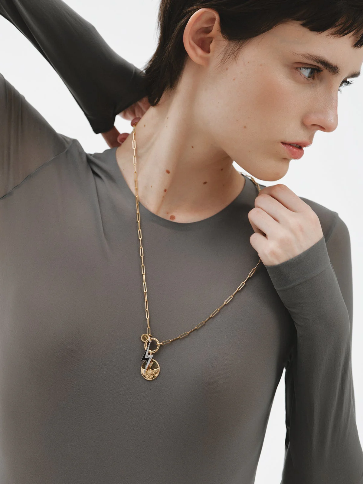 Charm de plata 925 bañada en oro amarillo de 18K con topacios blancos y motivo de pájaro - Image 5