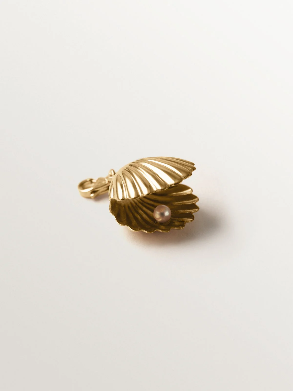 Charm de plata 925 bañada en oro amarillo de 18K y forma de concha - Image 3