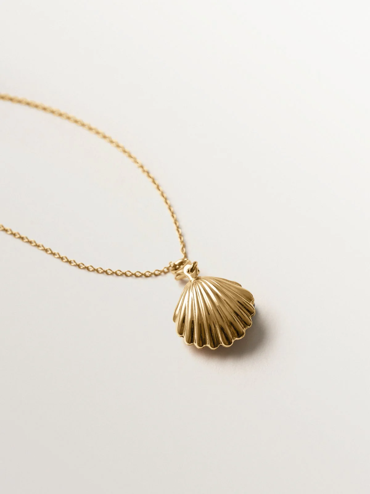 Charm de plata 925 bañada en oro amarillo de 18K y forma de concha - Image 5