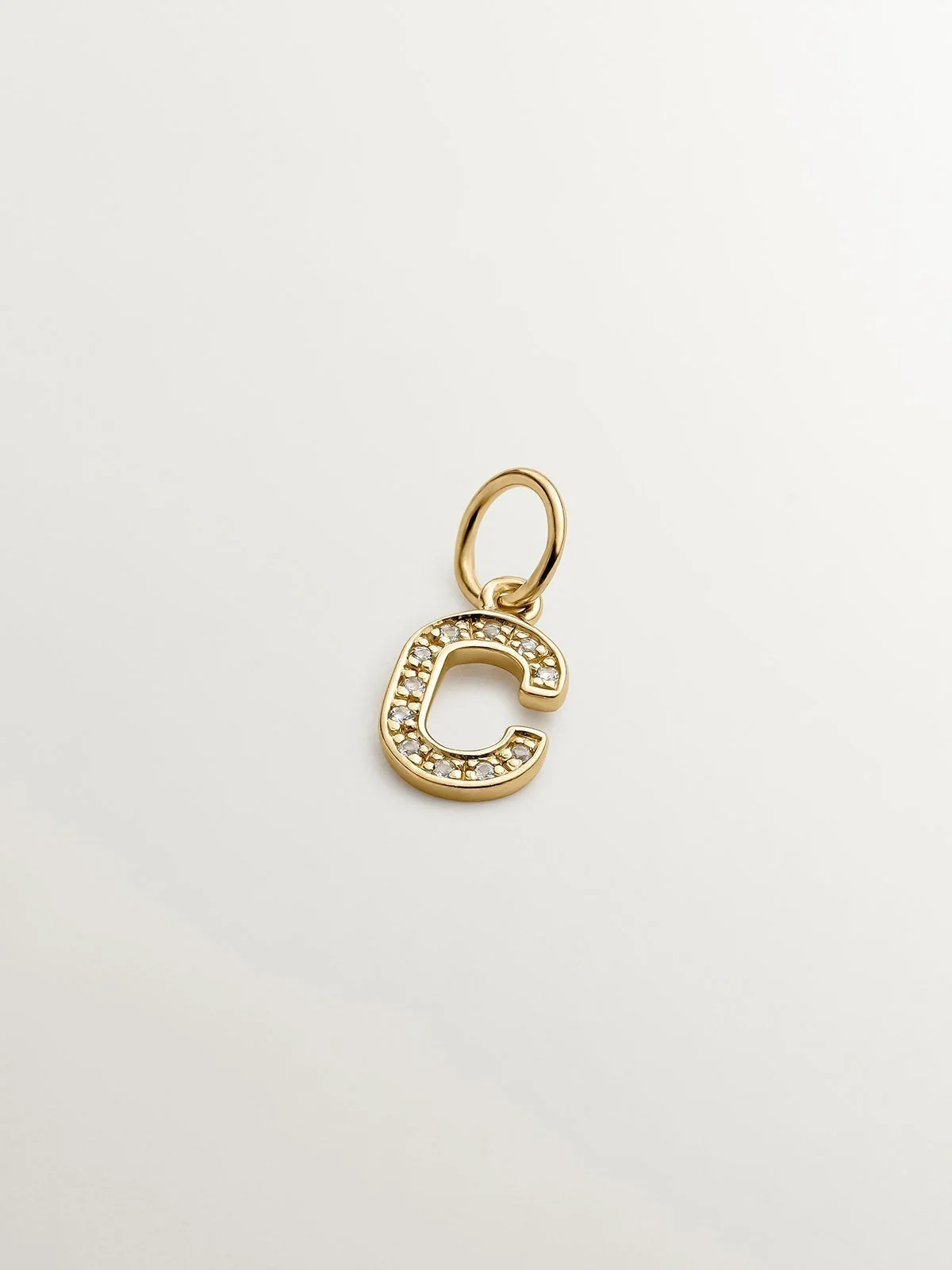Charm de plata 925 bañada en oro amarillo de 18K y topacios blancos inicial C